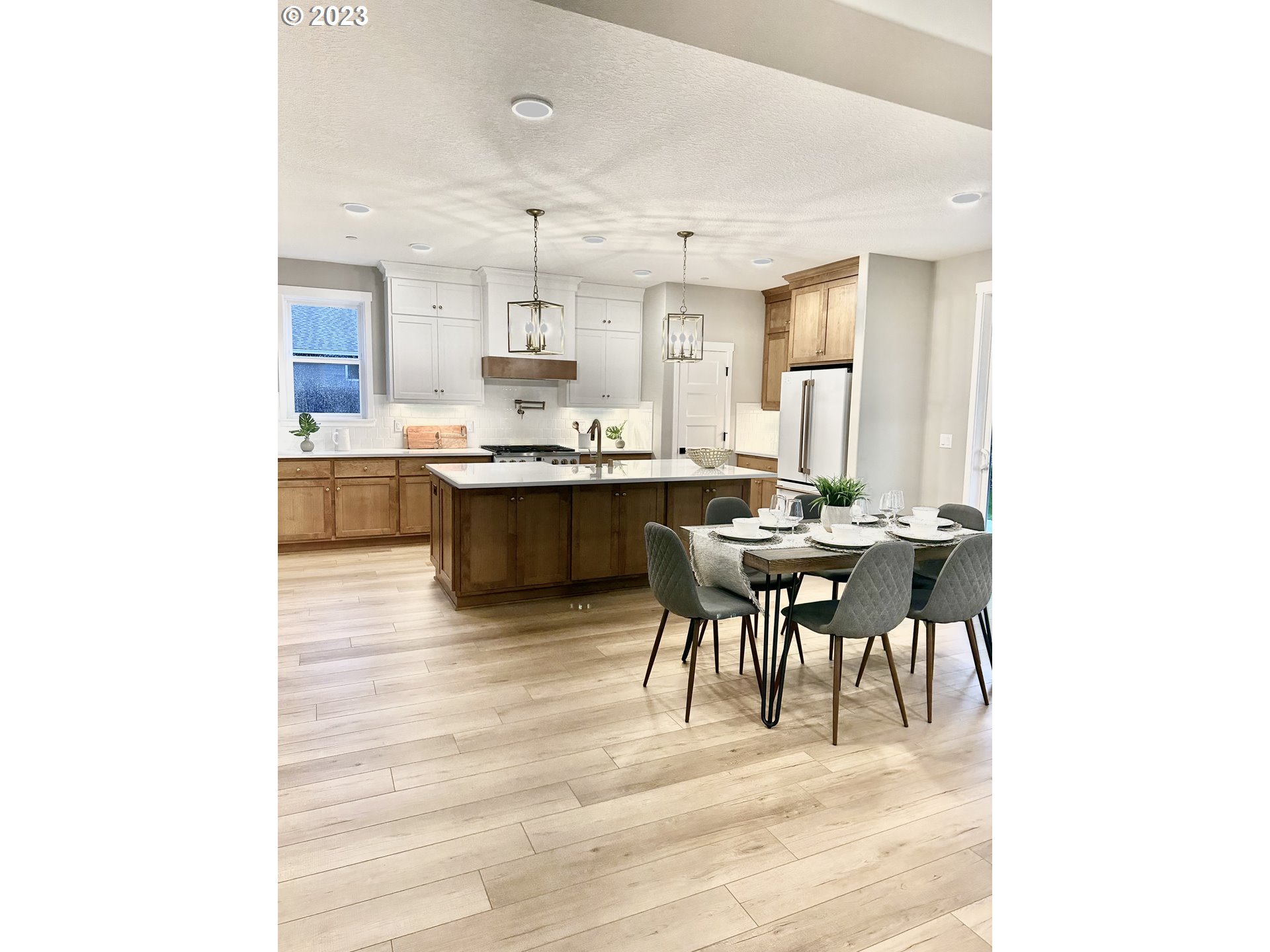 290 West Laurel Street Washougal, WA 98671 - Photo 5 of 20 a dining room with kitchen island granite countertop a sink table and chairs