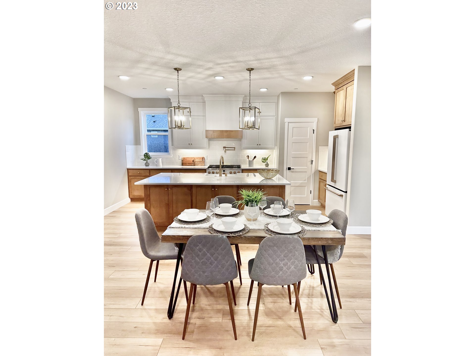 290 West Laurel Street Washougal, WA 98671 - Photo 9 of 20 a dining room with stainless steel appliances kitchen island granite countertop a dining table and chairs