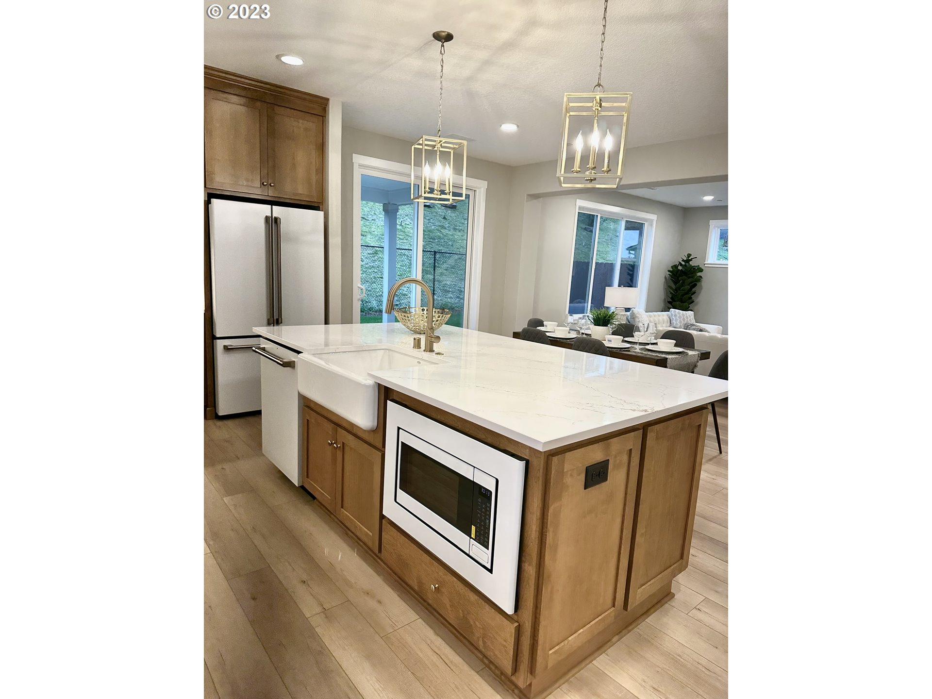 290 West Laurel Street Washougal, WA 98671 - Photo 10 of 20 a kitchen that has a sink a microwave and a refrigerator