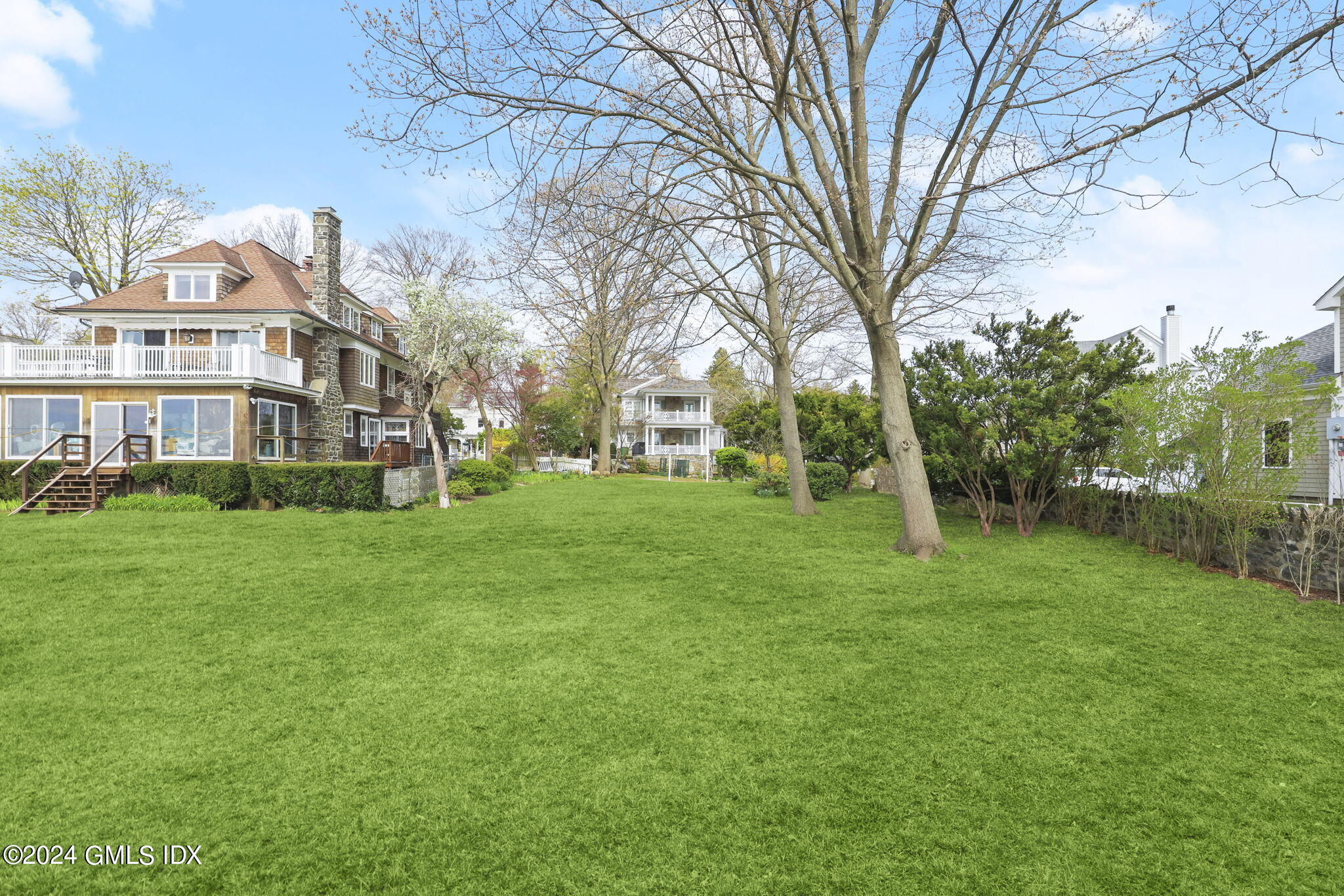 33 Byram Shore Road Greenwich, CT 06830 - Photo 4 of 16 a backyard of a house with lots of green space