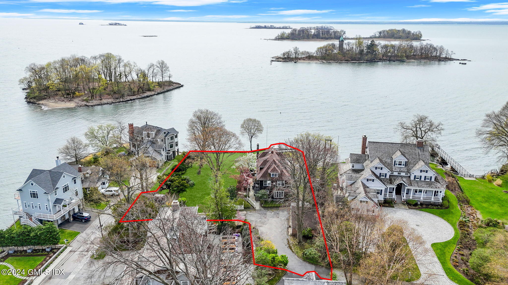 33 Byram Shore Road Greenwich, CT 06830 - Photo 9 of 16 a vase of flowers sitting on a table