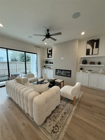 $794,432 | 1422 Caywood Lane, Unit D, Houston, TX 77055