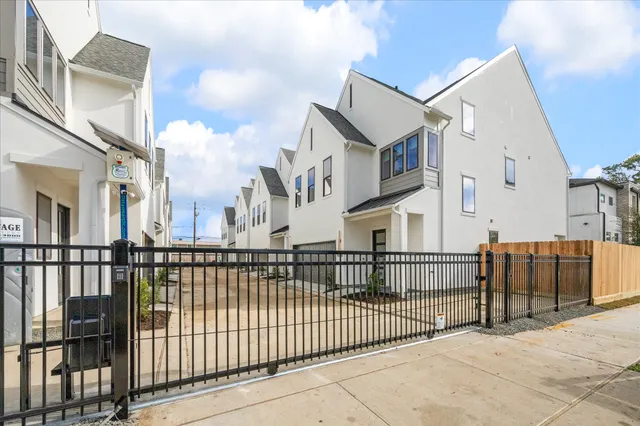 $765,000 | 1422 Caywood Lane, Unit D, Houston, TX 77055