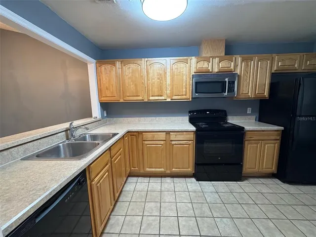a view of entryway with kitchen