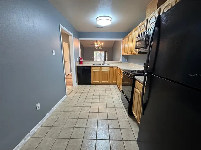 en empty room with windows and ceiling fan