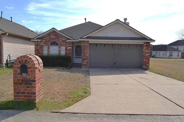 $225,000 | 121 Golfview Court, Conroe, TX 77356