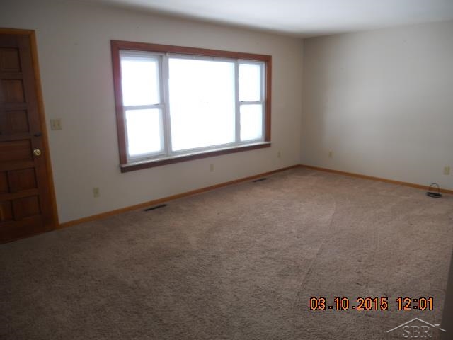 8760 Geeck Road Chesaning, MI 48616 - Photo 4 of 14 Living Room