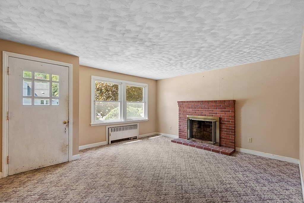 16 Benjamin Road Worcester, MA 01602 - Photo 3 of 40 Gallery Image 3