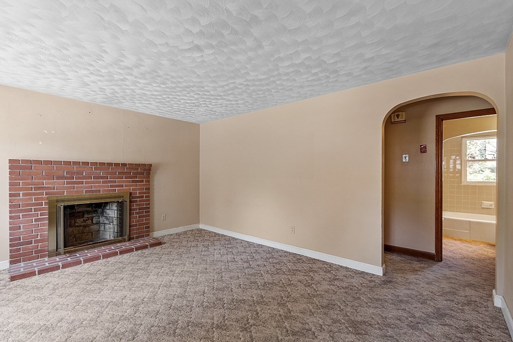 16 Benjamin Road Worcester, MA 01602 - Photo 5 of 40 Gallery Image 5