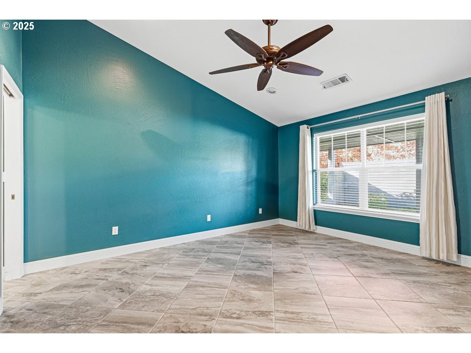 1243 Shafer Lane Medford, OR 97501 - Photo 12 of 29