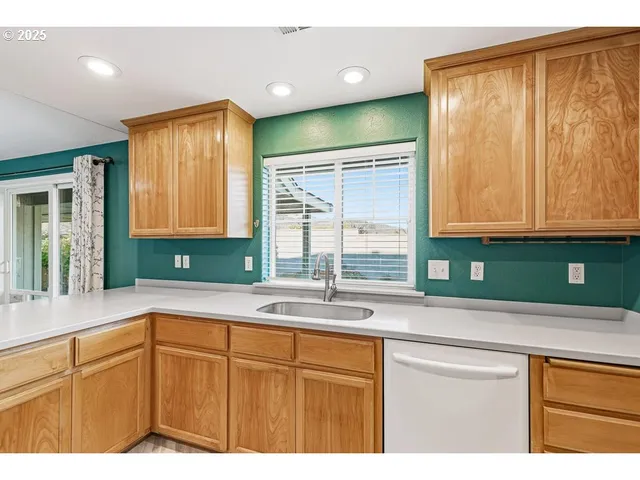 $394,900 | 1243 Shafer Lane, Medford, OR 97501