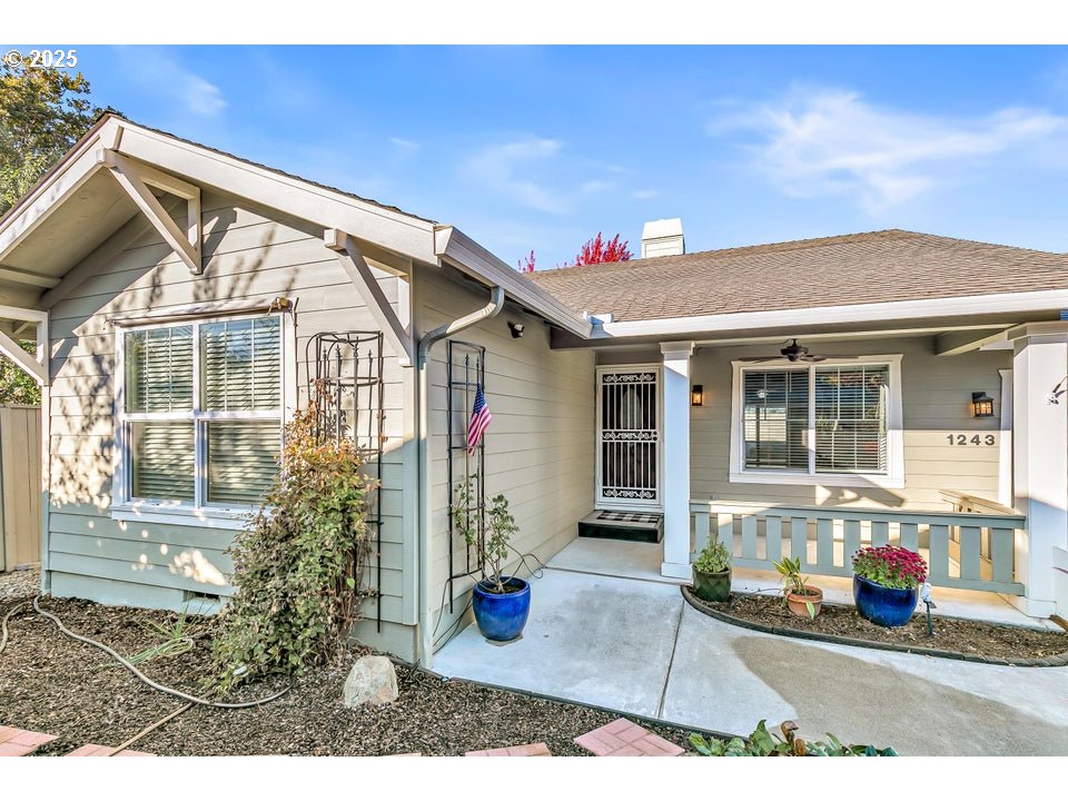 1243 Shafer Lane Medford, OR 97501 - Photo 2 of 29