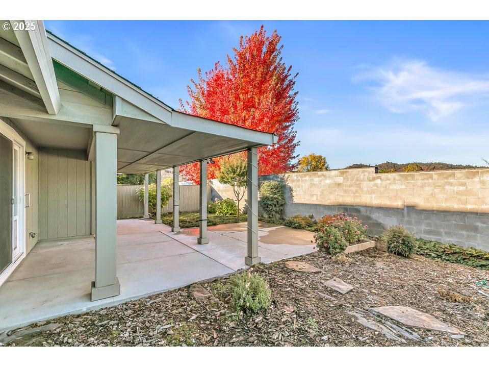 1243 Shafer Lane Medford, OR 97501 - Photo 27 of 29