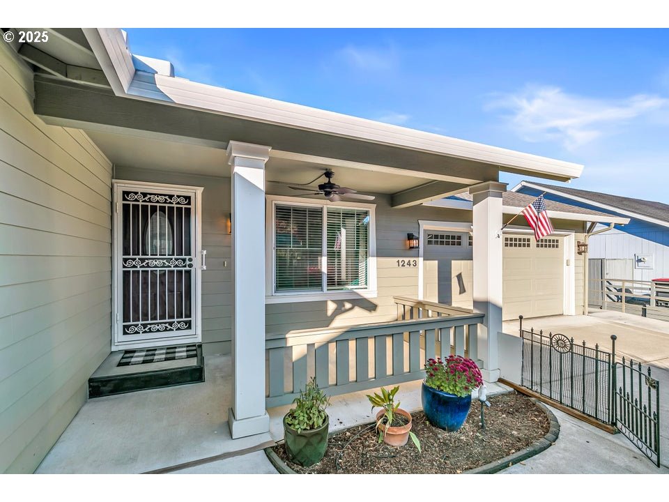 1243 Shafer Lane Medford, OR 97501 - Photo 4 of 29