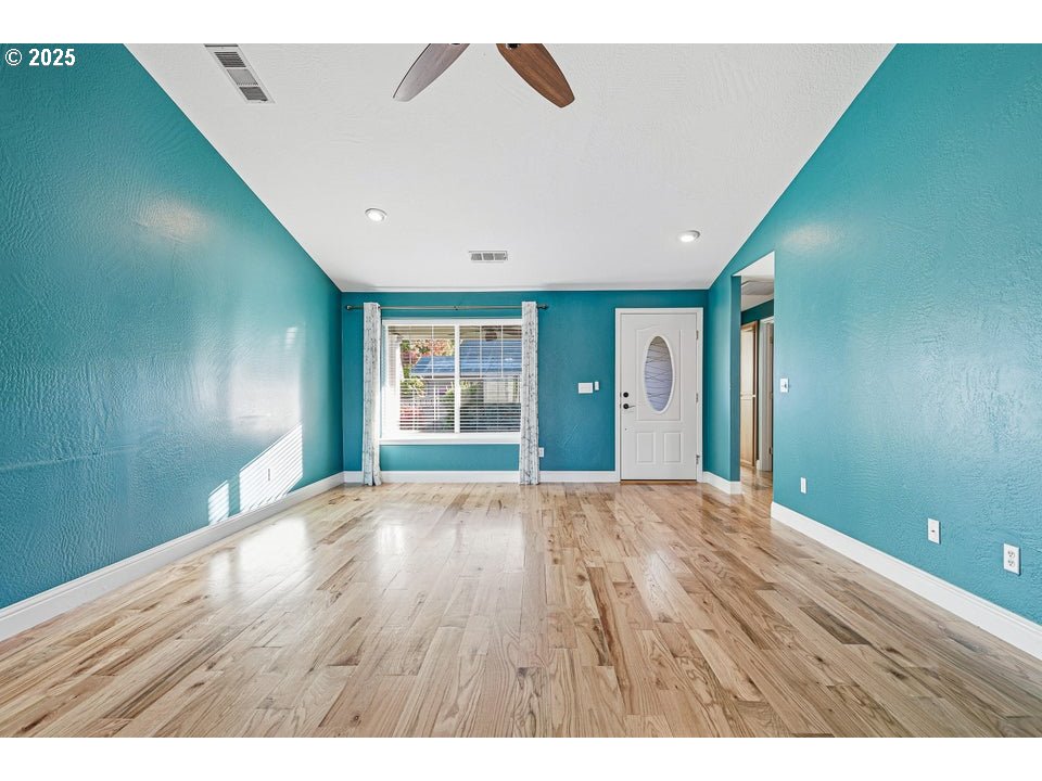 1243 Shafer Lane Medford, OR 97501 - Photo 5 of 29