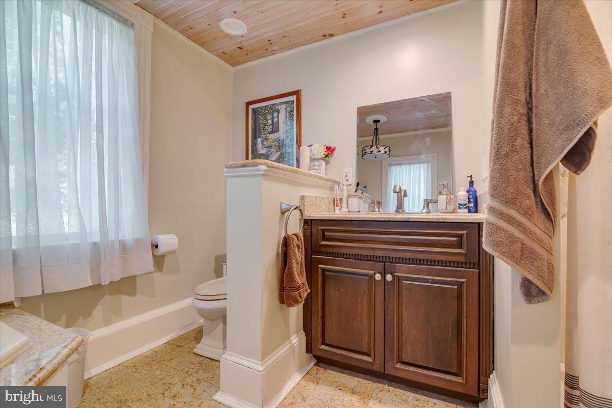 3585 Fairyland Road Lehighton, PA 18235 - Photo 61 of 109 a bathroom with a sink a toilet and a bathtub