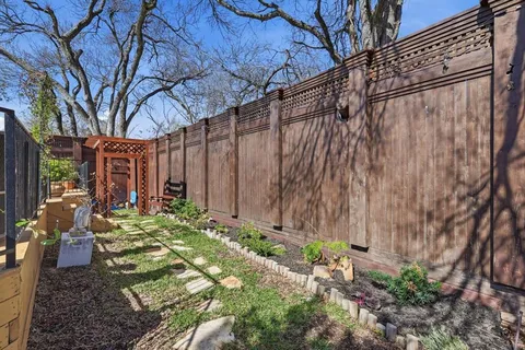 $1,060,000 | 14917 Oaks N Drive, Addison, TX 75254