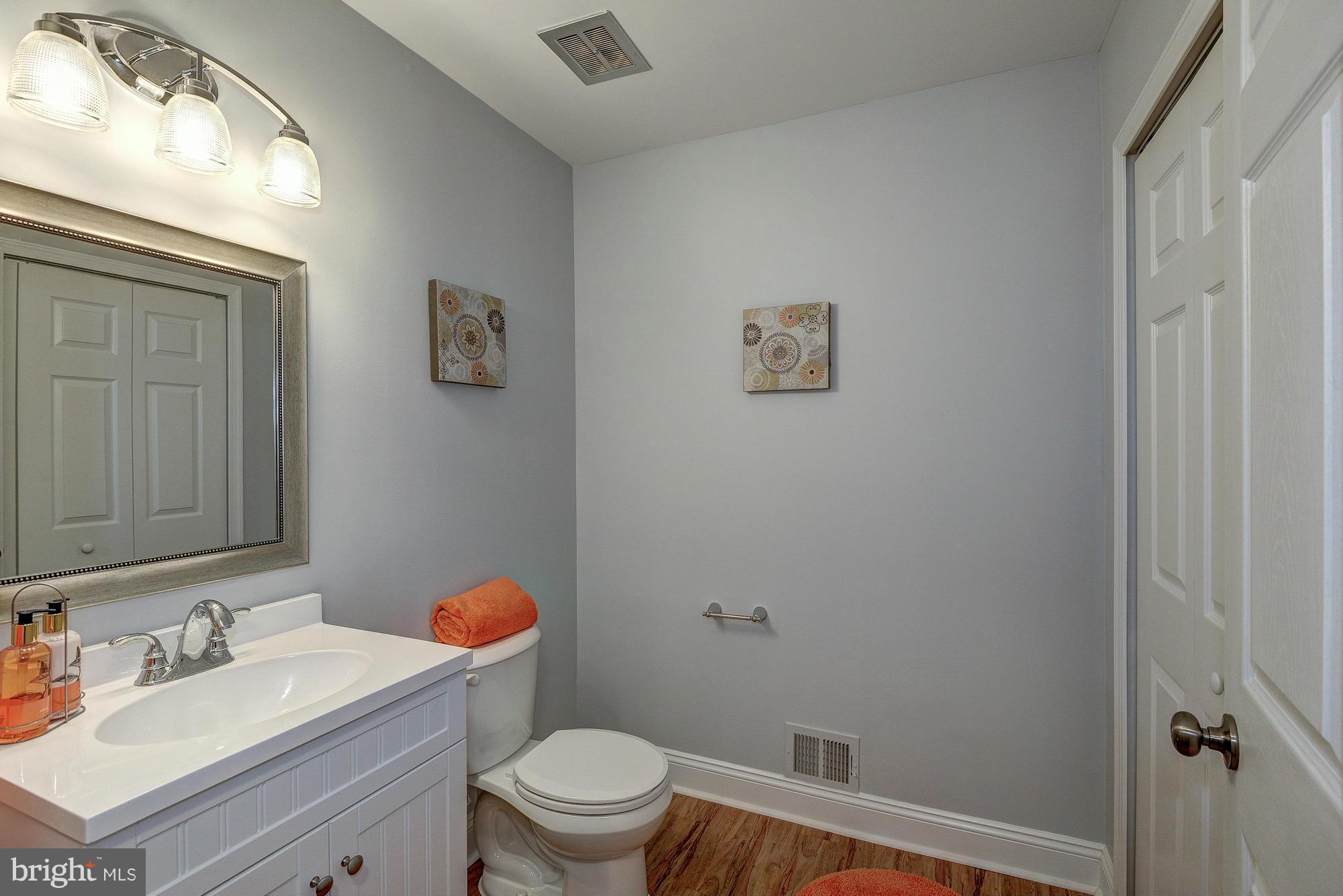 11201 Hunting Horn Lane Reston, VA 20191 - Photo 7 of 30 Bath