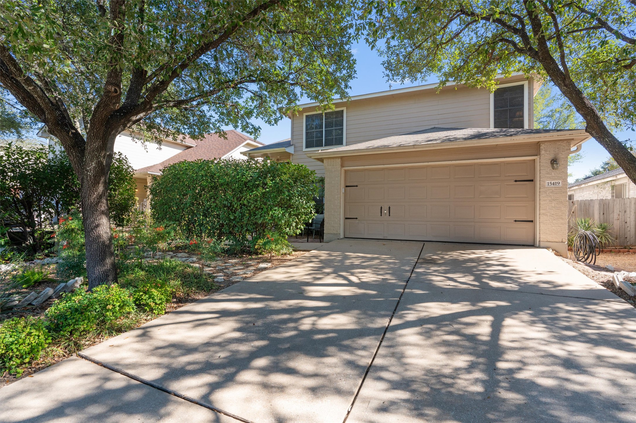 15419 Craig's Crest Path Pflugerville, TX 78660 - Photo 4 of 36 a view of a garage