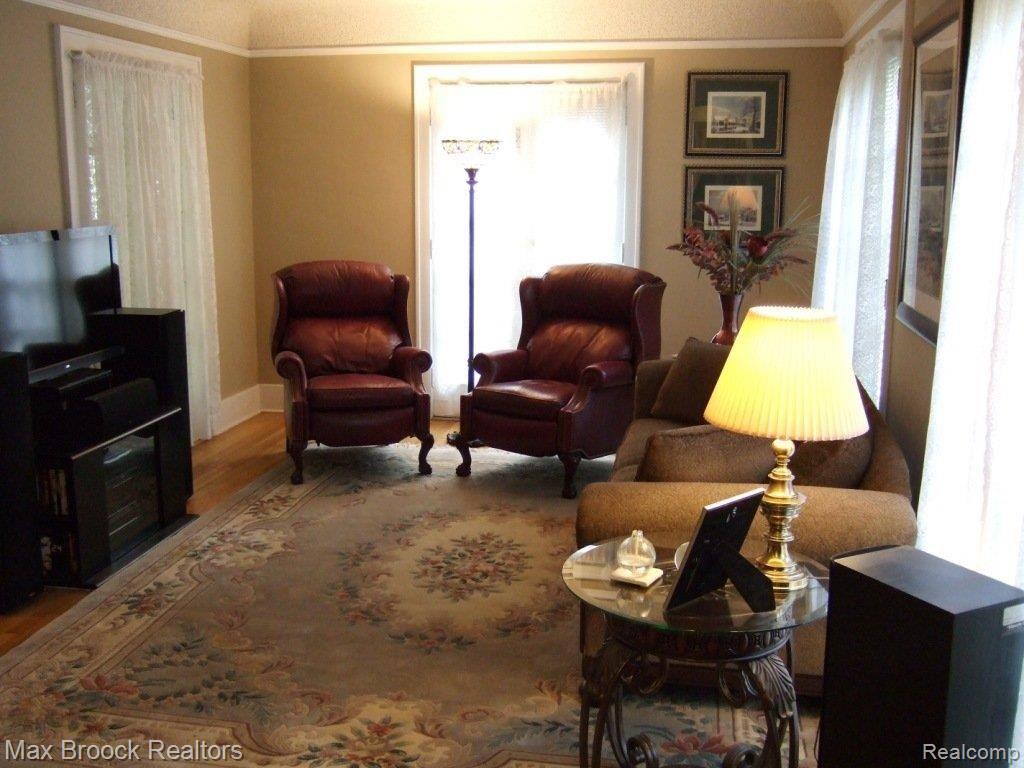 435 West Iroquois Road Pontiac, MI 48341 - Photo 8 of 25 Rare Pecan Hardwood Floors