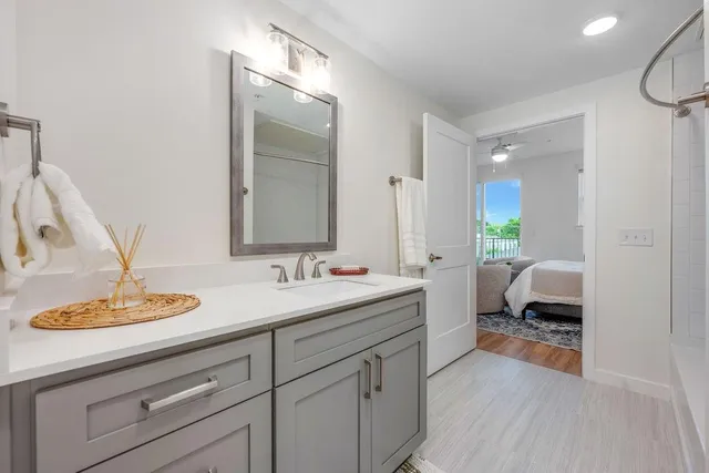 a en suite bathroom with a sink and a mirror