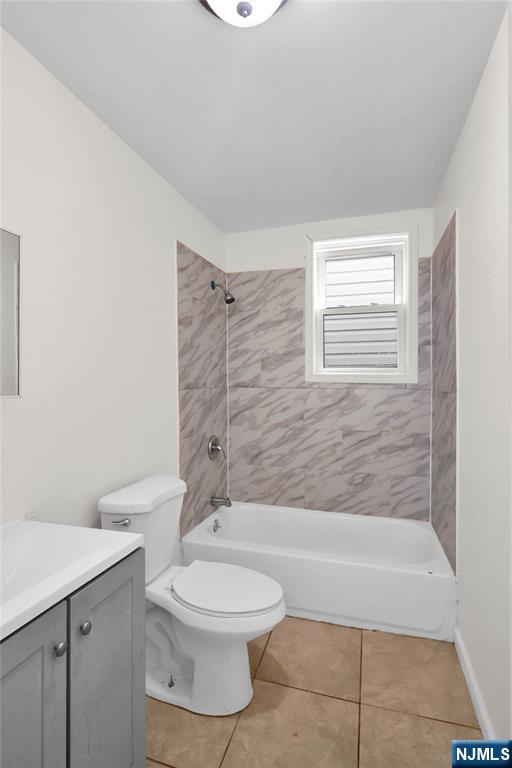491 South 17th Street Newark, NJ 07103 - Photo 20 of 22 a bathroom with a toilet a sink and bathtub