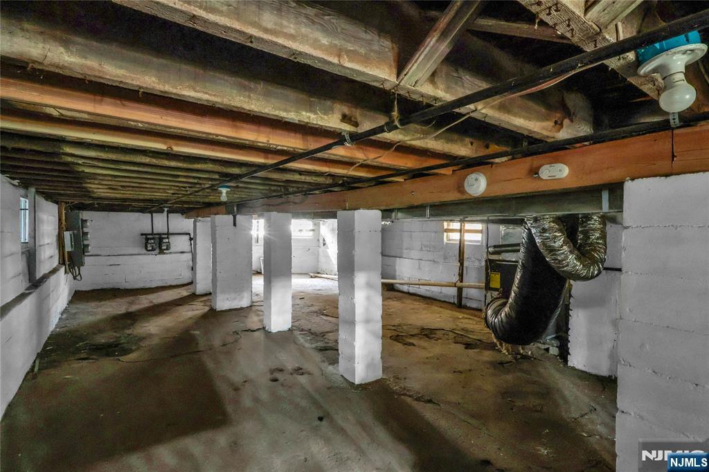 491 South 17th Street Newark, NJ 07103 - Photo 21 of 22 a view of a garage room