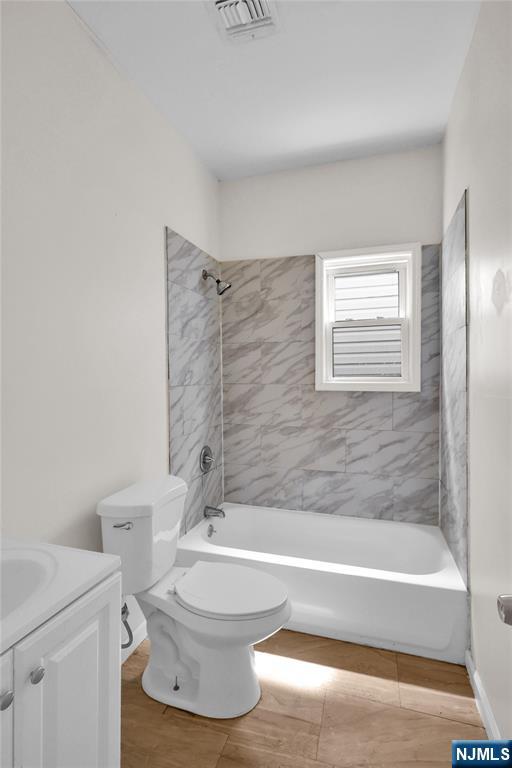 491 South 17th Street Newark, NJ 07103 - Photo 9 of 22 a bathroom with a toilet and a bathtub