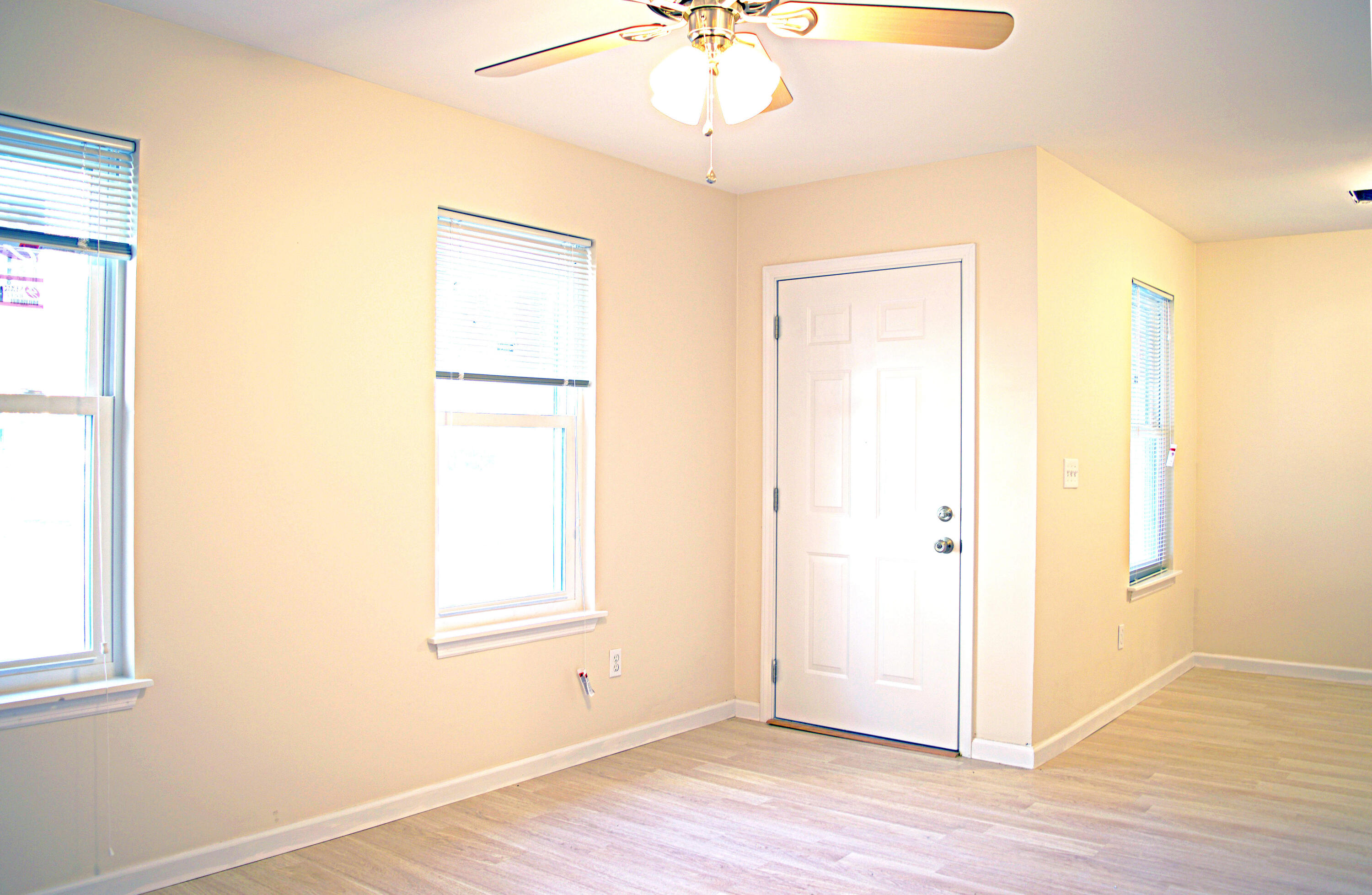 613 Temple Road Ladson, SC 29456 - Photo 4 of 12 03_living 2