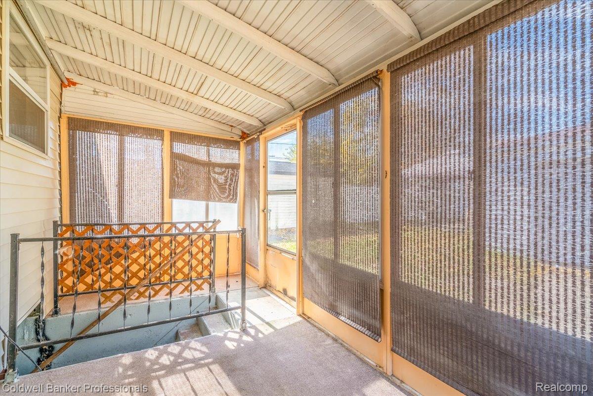 3582 Swanson Street Wayne, MI 48184 - Photo 21 of 30 Unfurnished sunroom with vaulted ceiling