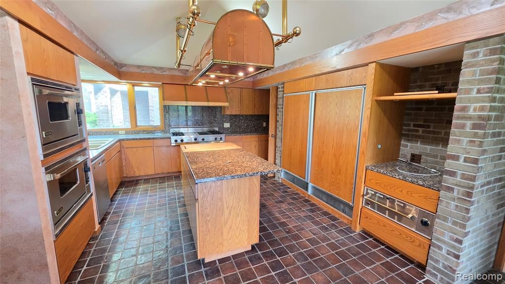 2551 Patterson Lake Road Pinckney, MI 48169 - Photo 4 of 37 Gallery Image 4