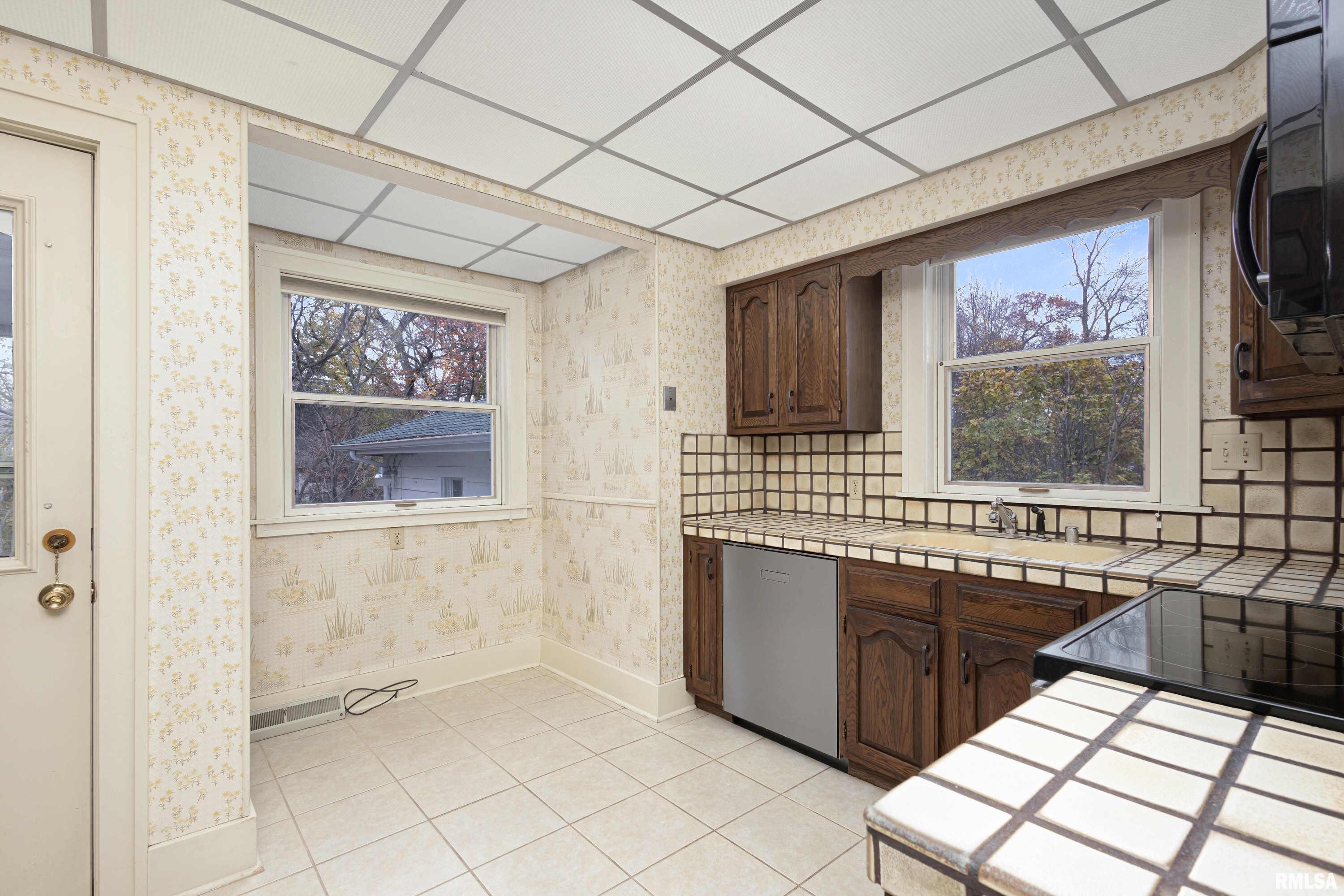 320 Forest Road Davenport, IA 52803 - Photo 16 of 48 Gallery Image 16