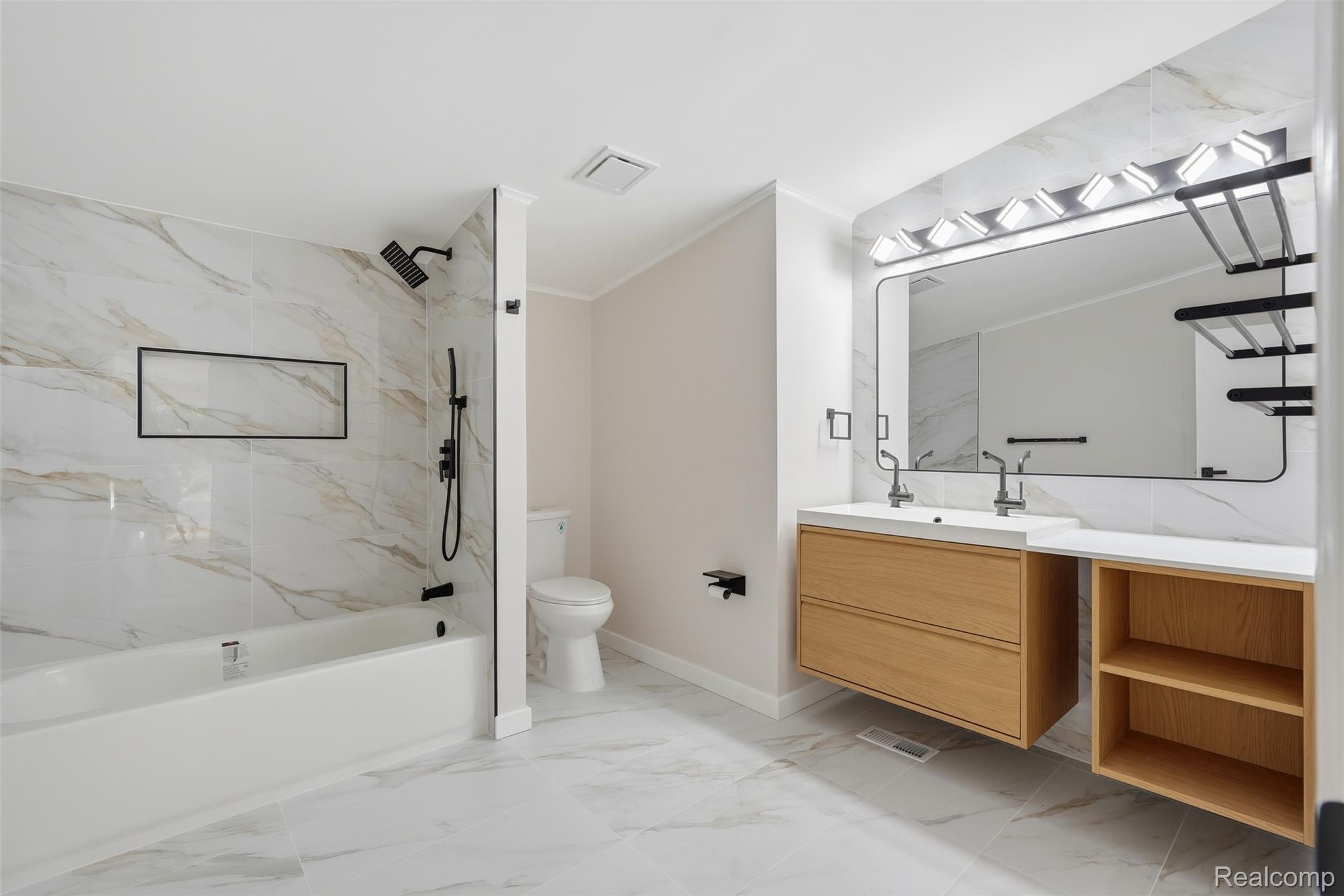 4420 Dublin Road Burton, MI 48529 - Photo 17 of 56 Bathroom
