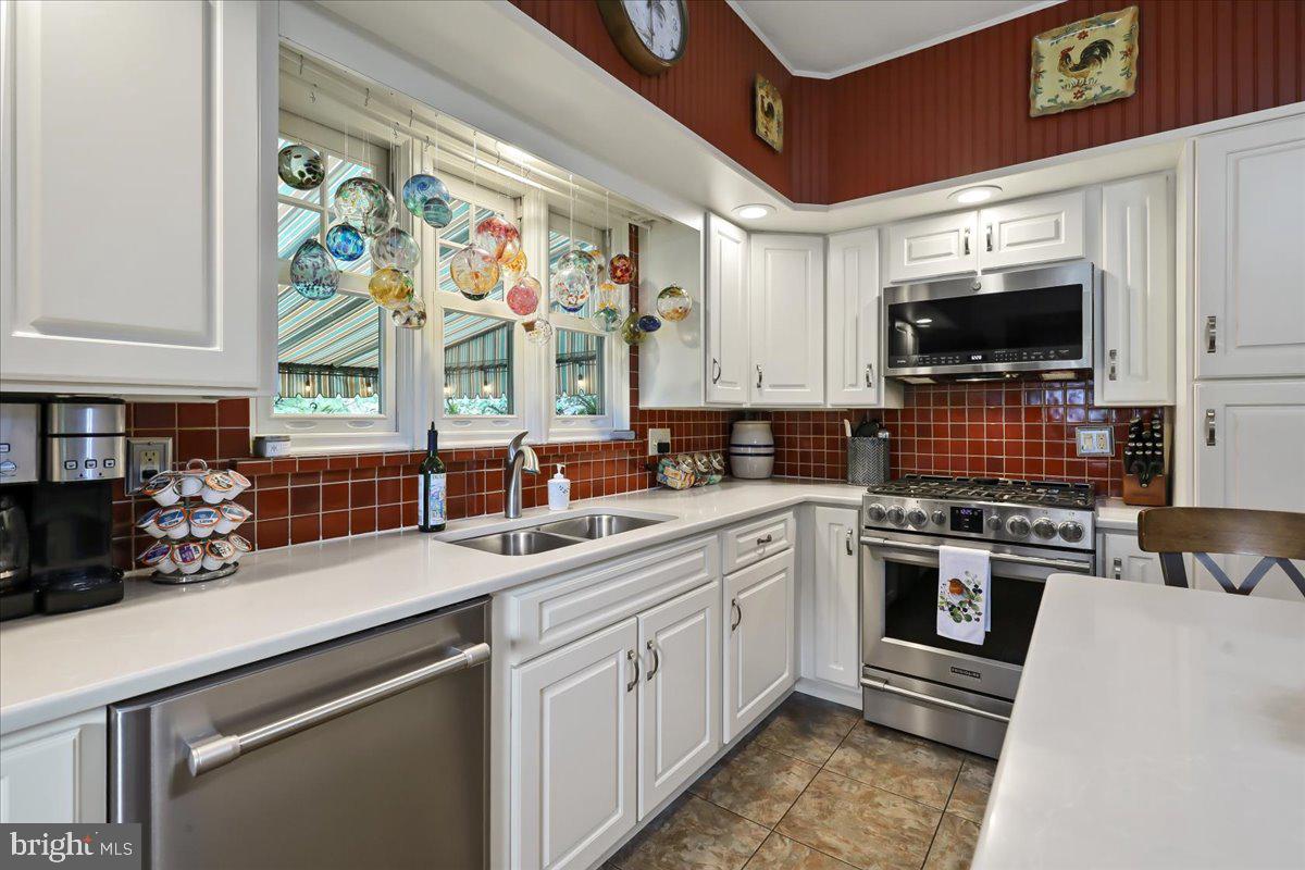 103 South Hazel Street Manheim, PA 17545 - Photo 7 of 47 Stainless appliances