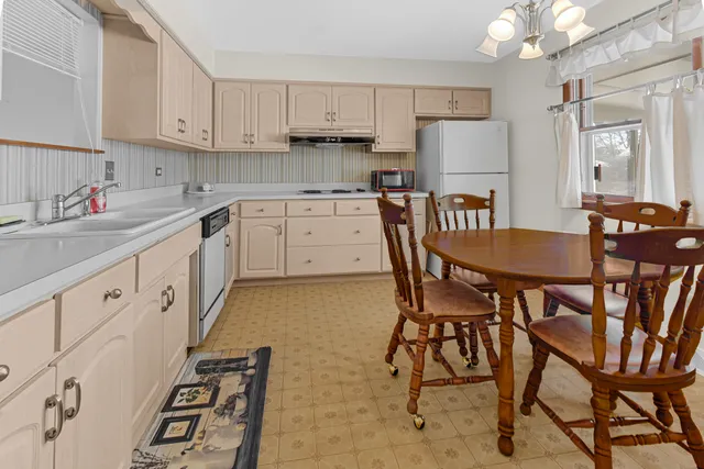 $209,900 | 1161 East 171st Court, South Holland, IL 60473