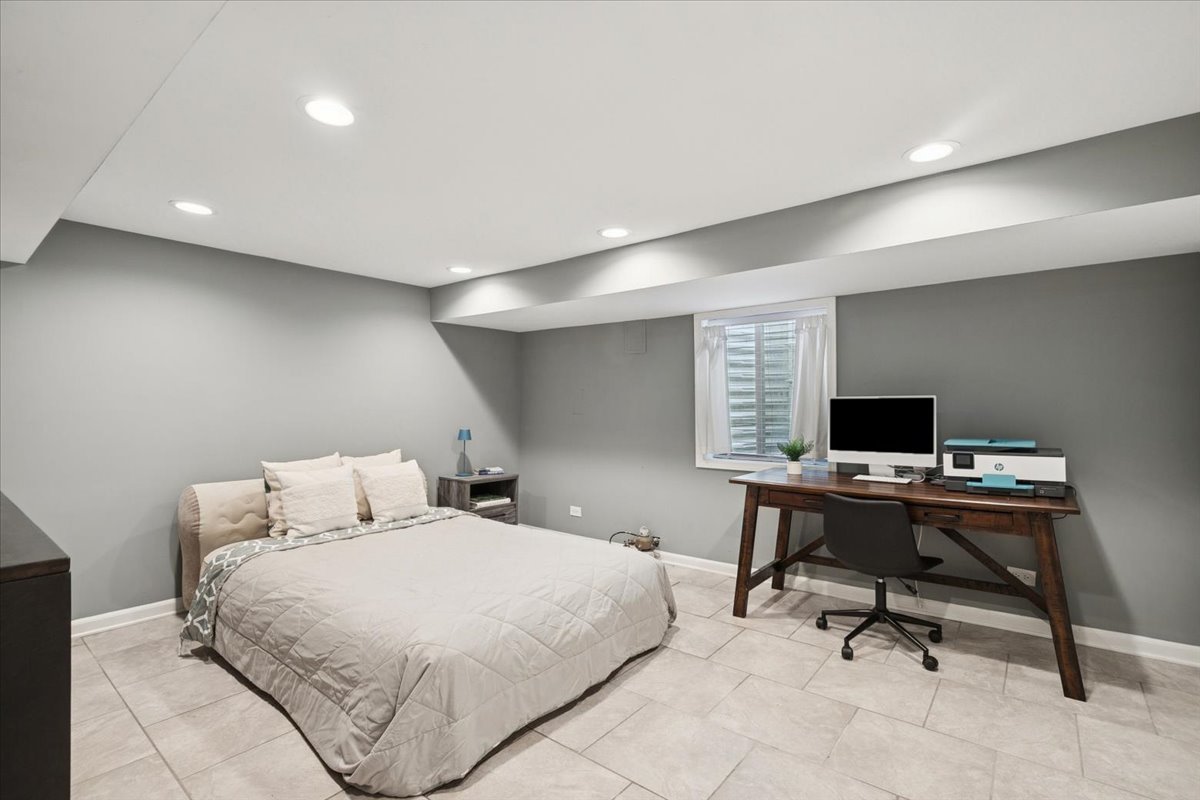 689 East Illinois Road Lake Forest, IL 60045 - Photo 13 of 18 a bedroom with a workspace