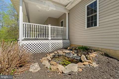 a view of a house with backyard and trees