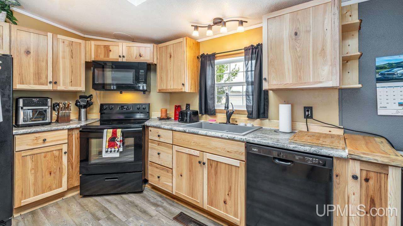 1620 Willow Creek Road, Unit 2 Escanaba, MI 49829 - Photo 13 of 26
