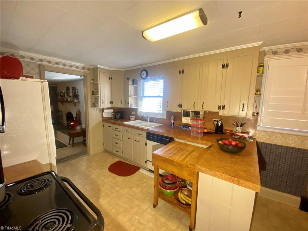 6113 White Plains Road Roaring River, NC 28669 - Photo 14 of 38 Kitchen