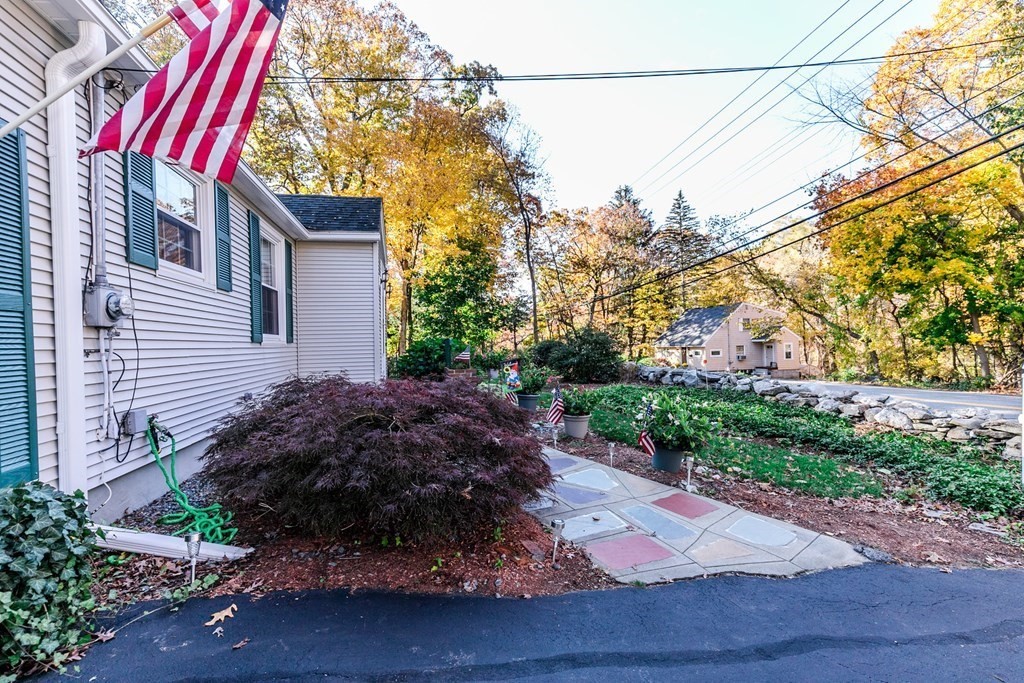 98 Acton Road Chelmsford, MA 01824 - Photo 4 of 31 Gallery Image 4