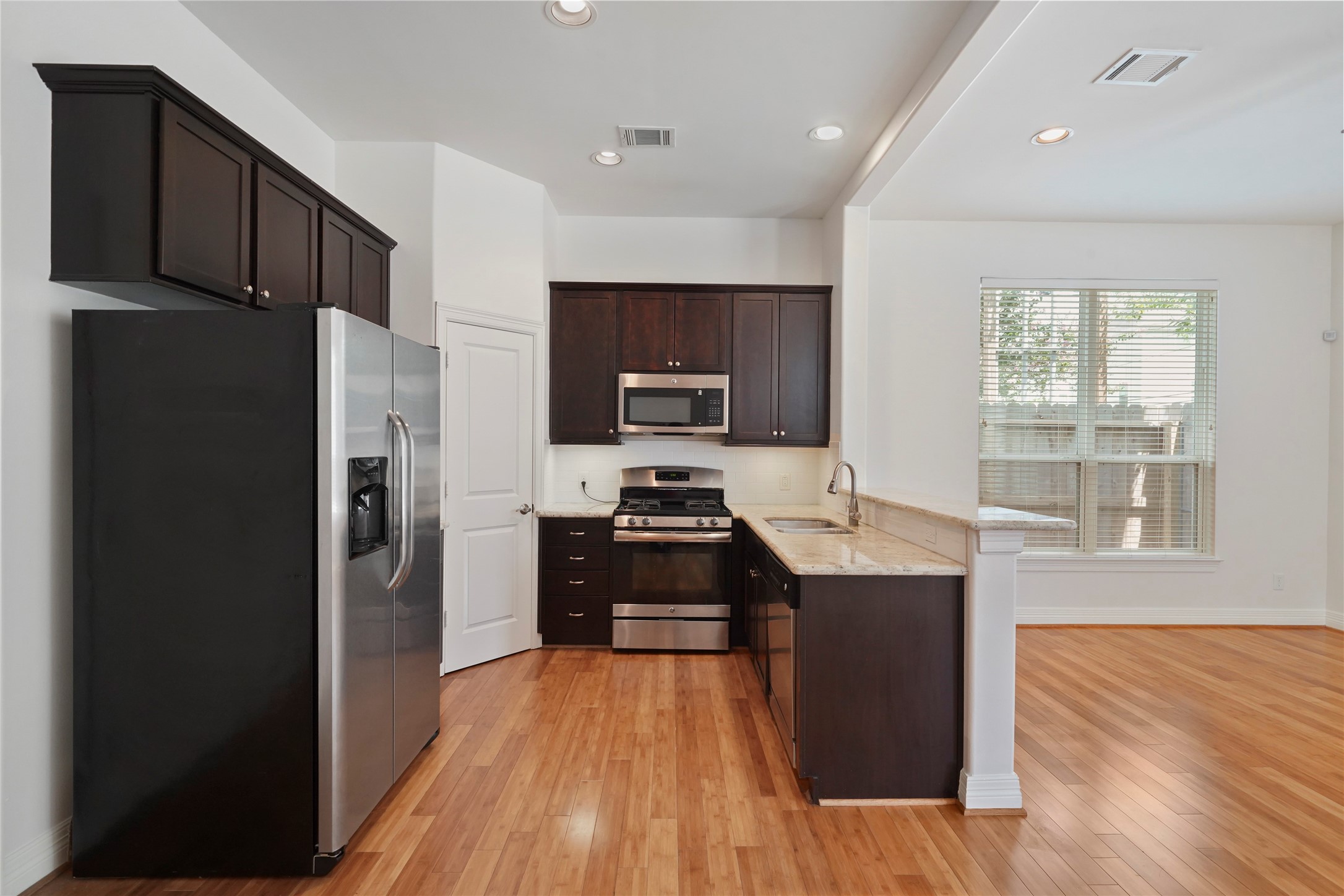 724 Link Road Houston, TX 77009 - Photo 6 of 20 Granite counters, stainless steel
appliances and a high-top
breakfast bar makes this kitchen
perfect for any discerning chef.