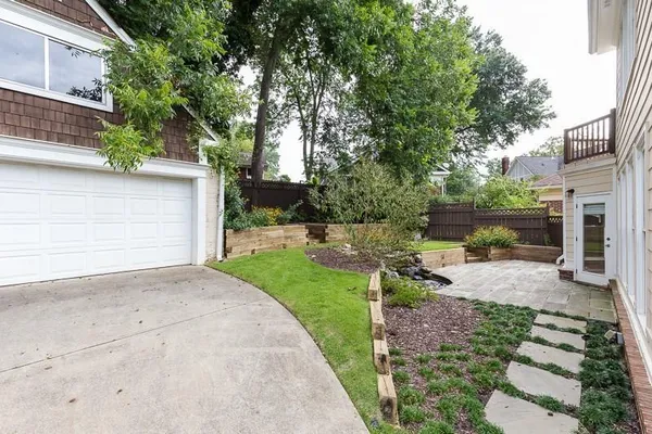 a view of a back yard of the house