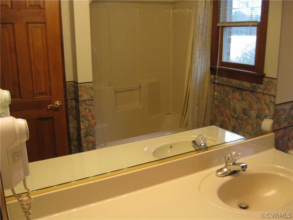 16066 Beaver Dam Road Montpelier, VA 23192 - Photo 17 of 32 Hall Bath