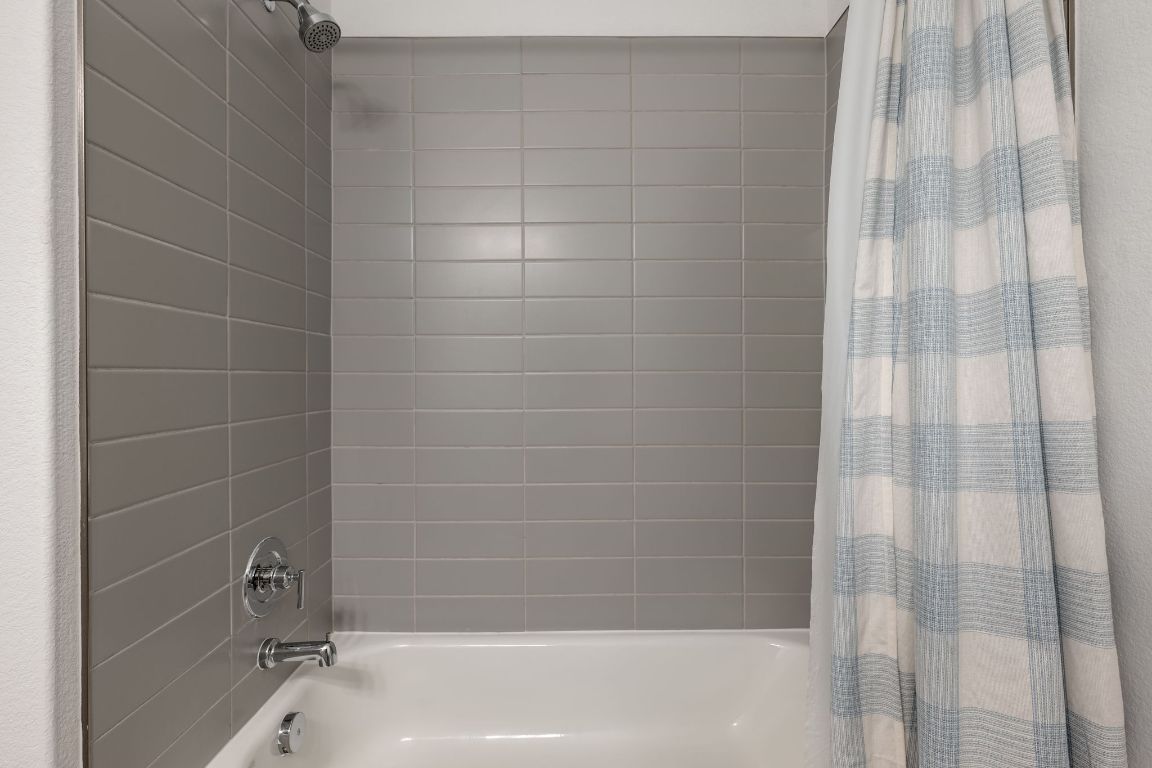 1109 Morning View Road Georgetown, TX 78628 - Photo 21 of 40 a bathroom with a bathtub