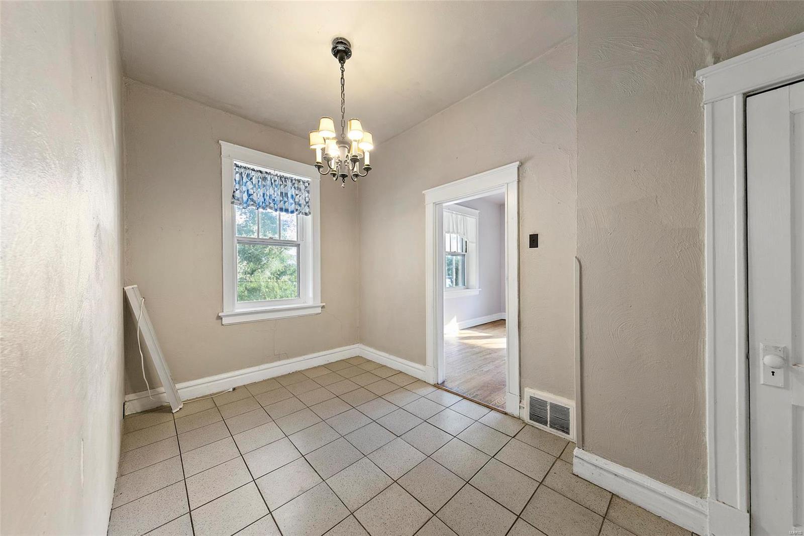 2450 Barrett Station Road Ballwin, MO 63021 - Photo 12 of 35