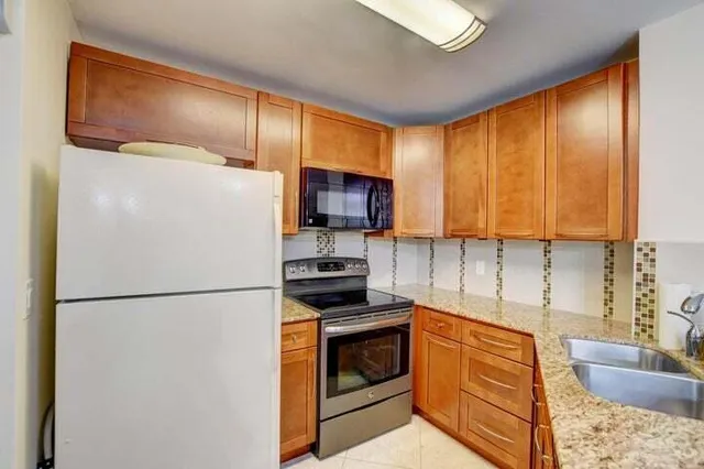 $185,000 | 7539 South Oriole Boulevard, Unit 103, Delray Beach, FL 33446