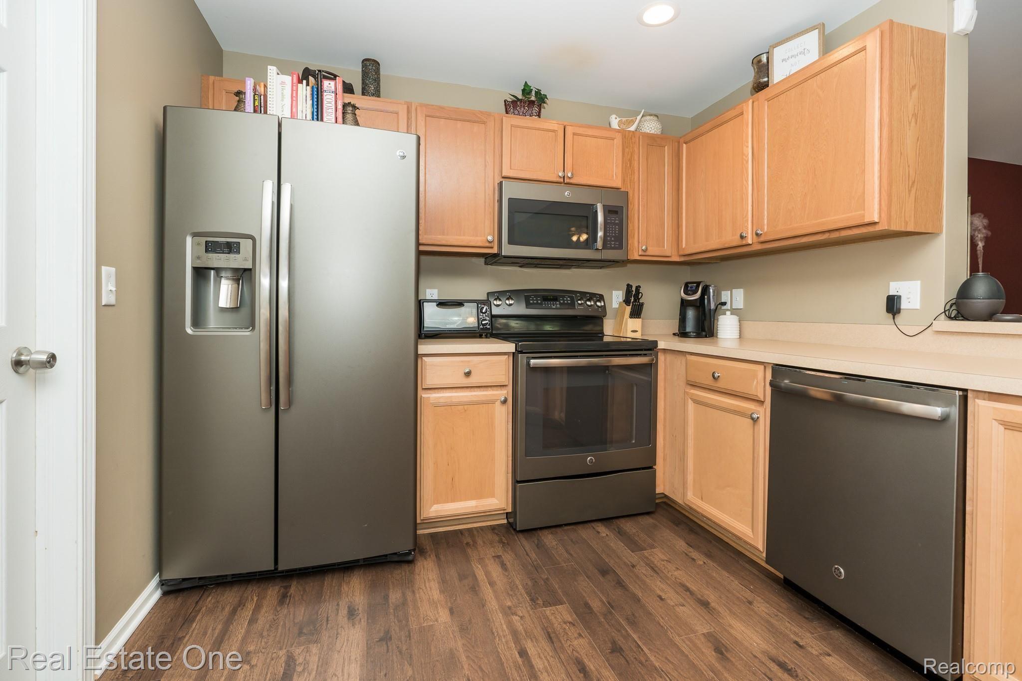 1730 Deepwood Circle, Unit 53 Rochester, MI 48307 - Photo 11 of 25 Beautiful kitchen maple cabinets newer appliances