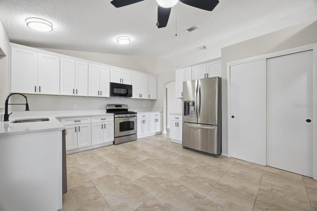 910 Amy Ridge Court Kissimmee, FL 34747 - Photo 9 of 27 Gallery Image 9