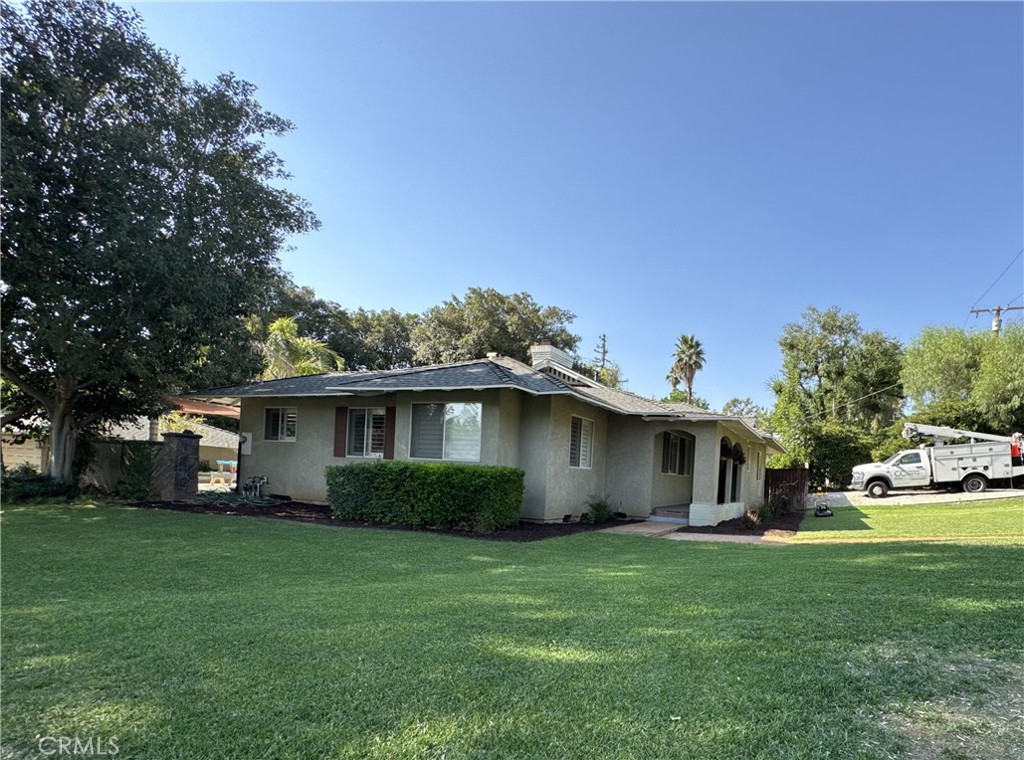 a view of a house with backyard and garden