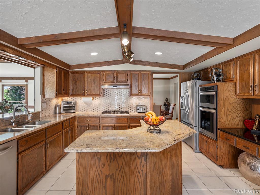 1732 Rapids Way Rochester Hills, MI 48309 - Photo 4 of 37